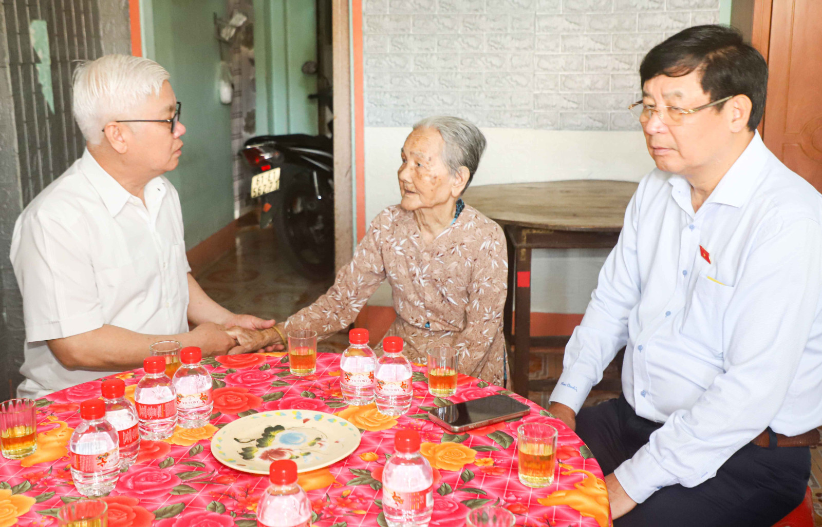 Bí thư Tỉnh ủy Nguyễn Văn Lợi ân cần thăm hỏi sức khỏe Mẹ Việt Nam anh hùng Nguyễn Thị Đính.